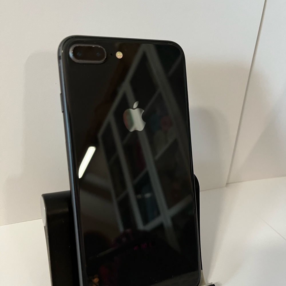 Apple iPhone 8 Plus 64 GB
in Space Gray for Unlocked
100% Battery Capacity - Picture 9 of 16